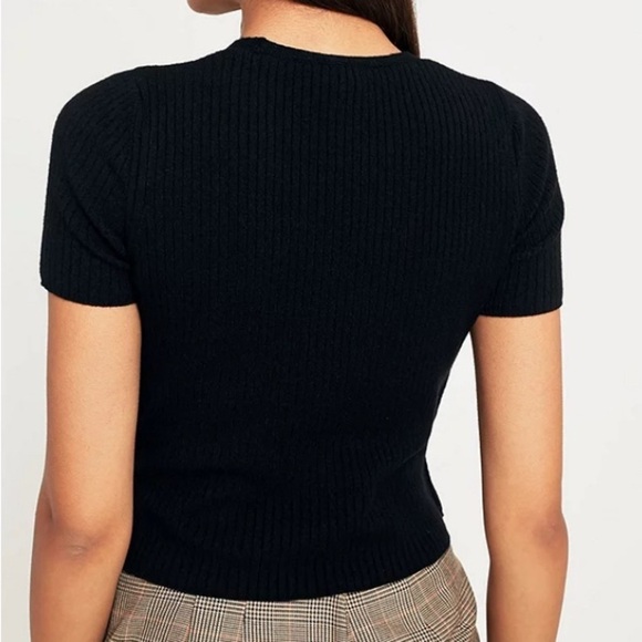 URBAN  OUTFITTERS- Black v-neck 👚 - Picture 3 of 8